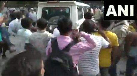 സീറ്റ് ബല്‍റ്റ് ധരിക്കാതെ പൊലിസിന്റെ വാഹനയാത്ര; ആള്‍ക്കൂട്ടം തടഞ്ഞുനിര്‍ത്തി; പിന്നാലെ തെറിയഭിഷേകം; വീഡിയോ വൈറല്‍