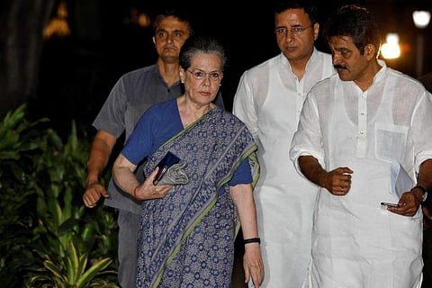 കോണ്‍ഗ്രസില്‍ വന്‍ അഴിച്ചുപണിക്കൊരുങ്ങി സോണിയ ; വിവര ശേഖരണം തുടങ്ങി ; ഗ്രൂപ്പ് പോരില്‍ കടുത്ത നടപടി