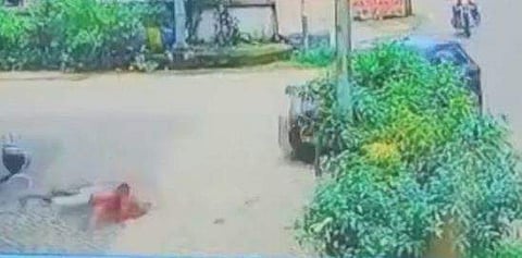 ഓവര്‍ടേക്ക് ചെയ്ത് സ്‌കൂട്ടര്‍; അശ്രദ്ധമായി തിരിച്ച് കാര്‍; പിന്നെ സംഭവിച്ചത് ( വീഡിയോ)