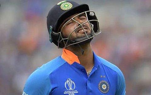 4 റണ്‍സ്, 5 പന്ത്, 11 മിനിറ്റ്, ഏറ്റവും മോശം പന്തില്‍ പുറത്താവലും; ധോനിക്ക് വേണ്ടി മുറവിളി