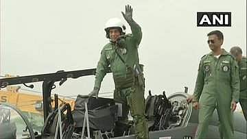 തേജസില്‍ പറന്ന് ചരിത്രം കുറിച്ച് രാജ്‌നാഥ് സിങ് ; പോര്‍വിമാനത്തില്‍ പറക്കുന്ന ആദ്യപ്രതിരോധമന്ത്രി ; വിമാനം ഏറെ നേരം നിയന്ത്രിച്ചത് മന്ത്രിയെന്ന് ഡിആര്‍ഡിഒ തലവന്‍