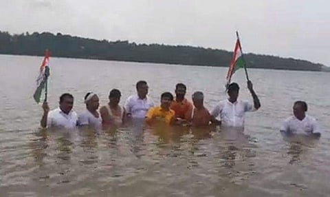 സിദ്ദിഖ് മുങ്ങാംകുഴിയിട്ട് മണലുമായി പൊങ്ങി, പിന്നാലെ പ്രവര്‍ത്തകരും, ആവേശം; കോണ്‍ഗ്രസിന്റെ വേറിട്ട സമരം (വീഡിയോ)