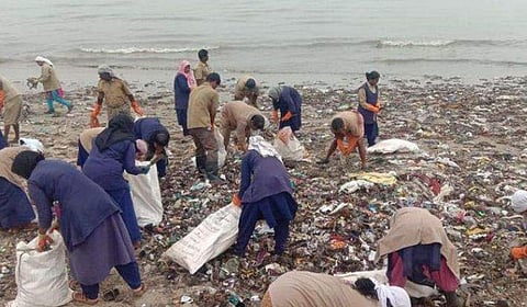 ആമസോണ്‍ കാടുകളില്‍ ആശങ്കാകുലരാകുന്നവര്‍ തങ്ങളുടെ മൂക്കിന്‍തുമ്പത്തേക്കും നോക്കണം; മാലിന്യം നിറഞ്ഞ് കോഴിക്കോട് ബീച്ച്‌