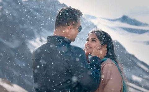 'നി ഹിമമഴയായ് വരൂ..'; പ്രണയ ജോടികളായി ടൊവിനോയും സംയുക്തയും വീണ്ടും (വീഡിയോ)