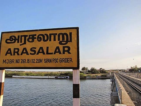 ഭാര്യയുമായി വഴക്ക്; രണ്ട് മക്കളിലൊരാളെ ഭര്‍ത്താവ് പുഴയിലെറിഞ്ഞു; ഒരു കുട്ടിയെ കാണാനില്ല