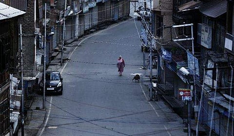 ഫോണുകള്‍ നിശ്ചലം, പക്ഷേ ബില്ലിന് കുറവൊന്നുമില്ല; കശ്മീരിലെ അടഞ്ഞു കിടന്ന സ്‌കൂളുകളും ഫീസ് വാങ്ങുന്നു