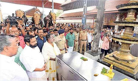 ''ആ തിരി തെളിയുന്നിടത്താണോ കൃഷ്ണന്‍...'' ഗുരുവായൂര്‍ നടയില്‍ കൗതുകപൂര്‍വം മുഖ്യമന്ത്രി