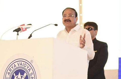 ഒരു ഭാഷയും അടിച്ചേൽപ്പിക്കേണ്ടതില്ല, ഒരു ഭാഷയെയും എതിർക്കേണ്ടതില്ലെന്നും ഉപരാഷ്ട്രപതി