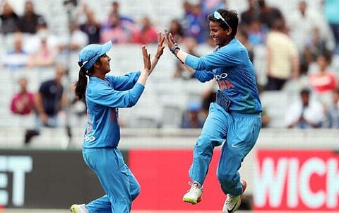 4 ഓവര്‍, മൂന്ന് മെയ്ഡന്‍, വീഴ്ത്തിയത് 3 വിക്കറ്റ്, വഴങ്ങിയത് എട്ട് റണ്‍സ്; ദീപ്തി ശര്‍മയുടെ തീപ്പൊരി ബൗളിങ്, സൗത്ത് ആഫ്രിക്കയെ തകര്‍ത്ത് ഇന്ത്യന്‍ പട 