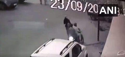 നടുറോഡില്‍ ബൈക്കിലെത്തി മാധ്യമപ്രവര്‍ത്തകയുടെ മൊബൈല്‍ തട്ടിപ്പറിച്ച് മോഷ്ടാക്കള്‍ (വീഡിയോ)