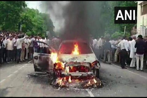 വിവാഹിതയുമായി ബന്ധം, വിവാഹം മുടങ്ങി; കാറിന് തീയിട്ടും ആകാശത്തേയ്ക്ക് വെടിയുതിര്‍ത്തും യുവാവിന്റെ ആക്രോശം, ഗതാഗതം സ്തംഭിച്ചു, പരിഭ്രാന്തി 