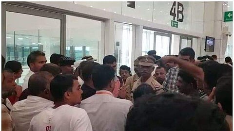 വിമാനം 24 മണിക്കൂര്‍ വൈകി; നെടുമ്പാശേരി വിമാനത്താവളത്തില്‍ പ്രതിഷേധിച്ച് യാത്രക്കാര്‍