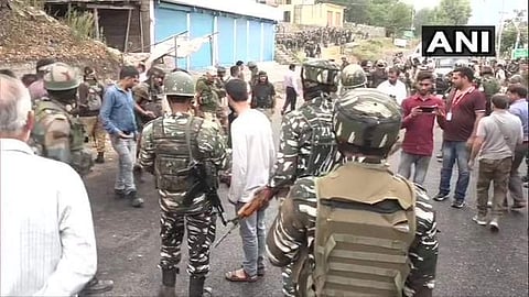 കശ്മീരില്‍ ബന്ദിയാക്കിയ ആളെ രക്ഷപ്പെടുത്തി; മൂന്ന് ഭീകരരെ വധിച്ചു; ഒരു ജവാന് വീരമൃത്യു