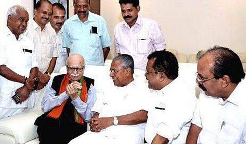 അദ്വാനി കേരളത്തില്‍; കുശലാന്വേഷണവുമായി മുഖ്യമന്ത്രി