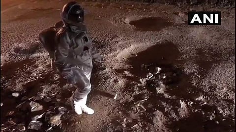 അവിടെ ചന്ദ്രനില്‍ ഇറങ്ങാന്‍ ലാന്‍ഡര്‍, ഇവിടെ റോഡിലെ കുഴികളിലൂടെ 'നിരങ്ങിനീങ്ങി ബഹിരാകാശ സഞ്ചാരി'; വ്യത്യസ്തമായ പ്രതിഷേധം (വീഡിയോ)