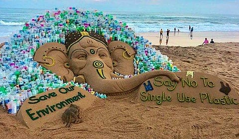 പരിസ്ഥിതി സംരക്ഷണത്തിനായി കടല്‍ക്കരയില്‍ ഉപയോഗശൂന്യമായ ആയിരം പ്ലാസ്റ്റിക്ക് കുപ്പികള്‍ കൊണ്ട് ഗണപതി ശില്‍പം; പ്രചോദനം മോദി; വീഡിയോ