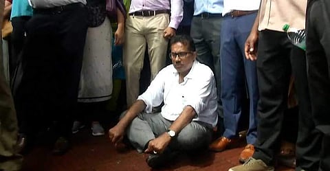 മുത്തൂറ്റില്‍ 'സമരത്തിന് എതിരെ സമരം'; ഓഫീസിന് മുന്നില്‍ എംഡിയുടെ കുത്തിയിരിപ്പ്