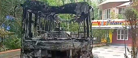 തിരുവനന്തപുരത്ത് സ്‌കൂള്‍ ബസിന് തീയിട്ടു; ഏഴ് വാഹനങ്ങള്‍ അടിച്ചു തകര്‍ത്തു; അന്വേഷണം തുടങ്ങി