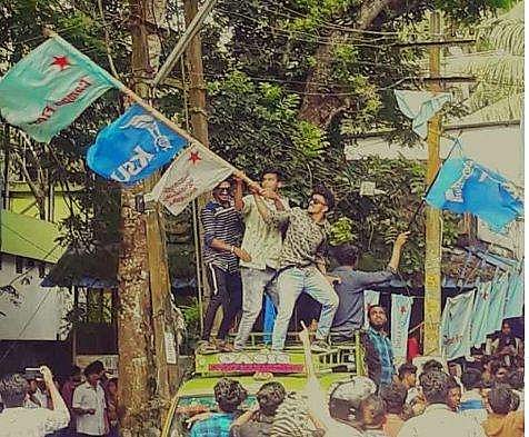 അഭിമന്യുവിനെ മറന്നുപോയോ?; ക്യാമ്പസ് ഫ്രണ്ടിനും കെഎസ്‌യുവിനുമൊപ്പം ഒരേ കമ്പില്‍ കൊടികെട്ടി എസ്എഫ്‌ഐയുടെ പ്രകടനം