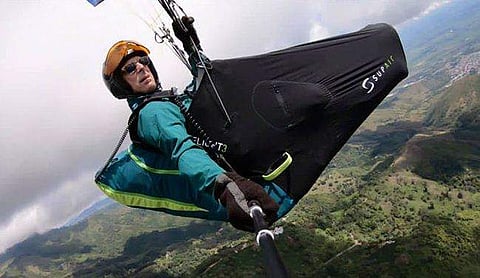 പാരാഗ്ലൈഡിങ്ങിനിടെ പാരച്യൂട്ട് തുറന്നില്ല; വിനോദസഞ്ചാരിക്ക് ദാരുണാന്ത്യം