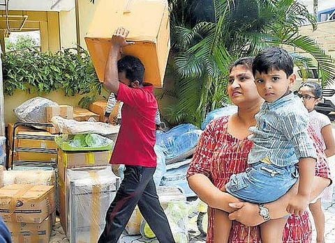 താമസക്കാര്‍ പോയിത്തുടങ്ങി; ഒക്ടോബര്‍ മൂന്നിനകം മരട് ഫ്‌ലാറ്റ് ഒഴിയും