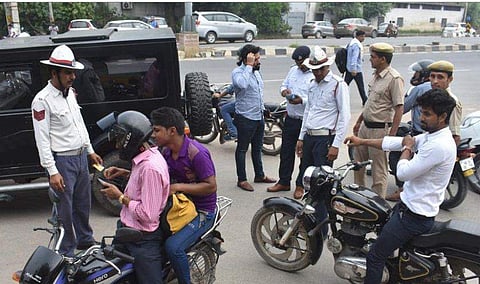 പത്തുമിനിറ്റിനകം രേഖകള്‍ എത്തിക്കാമെന്ന് പറഞ്ഞിട്ടും പൊലീസ് കേട്ടില്ല; ഓട്ടോ ഡ്രൈവര്‍ക്ക് 32,000 രൂപ പിഴയിട്ടു