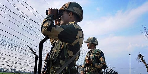 അതിര്‍ത്തിയില്‍  സൈനിക വ്യൂഹവുമായി പാകിസ്ഥാന്‍; വിന്യസിച്ചിരിക്കുന്നത് 2000 സൈനികരെ, ജാഗ്രത