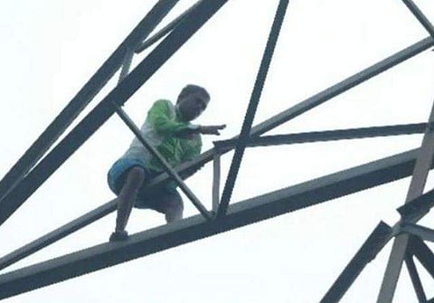 നാടിനെ ആശങ്കയിലാഴ്ത്തി യുവാവ്, വൈദ്യുതി ടവറിന് മുകളില്‍ കയറി ആത്മഹത്യാ ഭീഷണി 