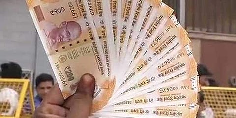 നോട്ടുകളുടെ വലിപ്പം കുറച്ചത് പഴ്സില്‍ സൂക്ഷിക്കാനെന്ന് ആര്‍ബിഐ; വസ്ത്ര ഡിസൈനര്‍മാര്‍ നോട്ടിന്റെ ആകൃതി തീരുമാനിക്കുമോയെന്ന് ചീഫ് ജസ്റ്റിസ്