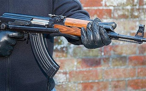 കൊടും കുറ്റവാളിയെ ലോക്കപ്പില്‍ നിന്ന് ഇറക്കാന്‍ ഗുണ്ടാ സംഘത്തിന്റെ സിനിമാ സ്റ്റൈല്‍ ശ്രമം; വെടിവയ്പ്പ്; തോക്ക് ചൂണ്ടി കാര്‍ തട്ടിയെടുത്ത് രക്ഷപ്പെടല്‍