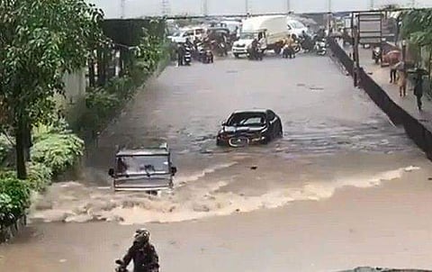 വെളളക്കെട്ടില്‍ കുടുങ്ങി ജാഗ്വാര്‍; പ്രതിബന്ധങ്ങളെ നിഷ്രപ്രയാസം താണ്ടി ബോലേറോ, ഇവനാണ് ബോസെന്ന് ആനന്ദ് മഹീന്ദ്ര (വീഡിയോ) 