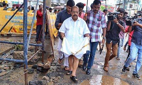 കൊച്ചിയിലെ റോഡുകള്‍ ശരിയാകാന്‍ ഒക്ടോബര്‍ വരെ കാത്തിരിക്കണം; പാലാരിവട്ടം പാലം പൊളിക്കേണ്ടതില്ല; മന്ത്രി