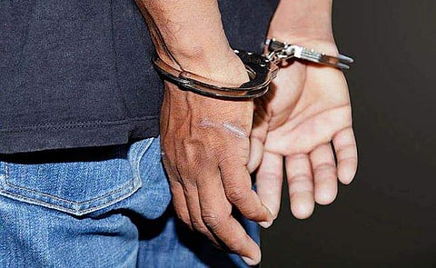 ഫ്‌ലൈറ്റ് ടിക്കറ്റ് കിട്ടാന്‍ വൈകി, പുഴത്തീരത്ത് സമയം ചെലവഴിച്ച ദമ്പതികളെ കമിതാക്കള്‍ എന്ന് ആരോപിച്ച് മര്‍ദനം; സദാചാര ഗുണ്ടായിസം, അറസ്റ്റ് 