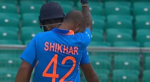 'ആ പന്ത് പൊട്ടിയോന്ന് നോക്കെടാ...'ബൗണ്‍സര്‍ തലയില്‍ കൊണ്ടതിന് പിന്നാലെ ധവാന്റ മാസ് ഡയലോഗെന്ന് സഞ്ജു