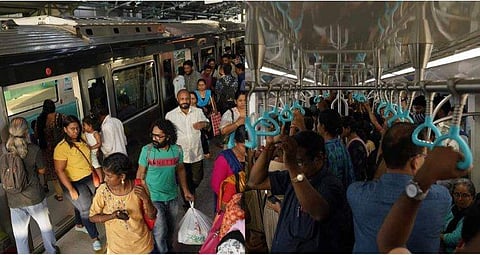 ഹിറ്റായി മെട്രോ, ഇരുകയ്യും നീട്ടി ഏറ്റെടുത്ത് ജനം, യാത്രക്കാരുടെ എണ്ണം ലക്ഷത്തിലേക്ക്, പ്രവര്‍ത്തന ലാഭത്തില്‍