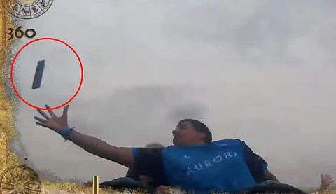 റോളര്‍ കോസ്റ്ററില്‍ പറക്കുന്നതിനിടെ അപരിചിതന്റെ മൊബൈല്‍ ചാടിപ്പിടിച്ച് യുവാവ്; കൈയടിച്ച് സോഷ്യല്‍ മീഡിയ; വിഡിയോ വൈറല്‍