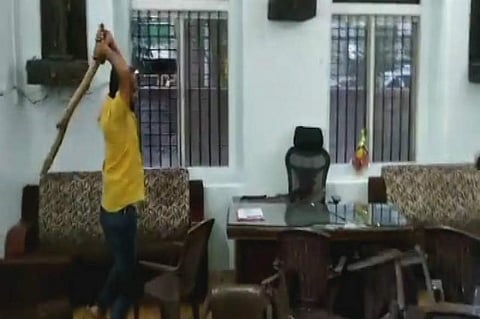 നേതാവിന് മന്ത്രിസ്ഥാനമില്ല, പാര്‍ട്ടി ഓഫീസ് തല്ലിത്തകര്‍ത്ത് പ്രതിഷേധം ; മഹാരാഷ്ട്രയില്‍ എന്‍സിപിക്ക് പിന്നാലെ കോണ്‍ഗ്രസിലും അമര്‍ഷം പുകയുന്നു