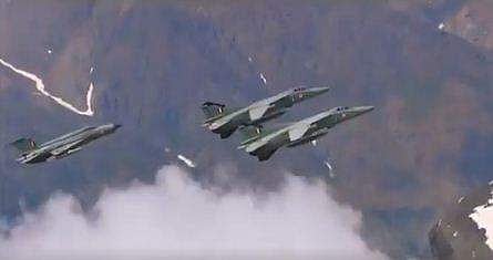 'എന്റെ ഒരു കണ്ണ് എല്ലായ്‌പ്പോഴും ആകാശത്തെ ശത്രുക്കളിലാണ്'; ത്രസിപ്പിക്കുന്ന ദൃശ്യങ്ങളുമായി വ്യോമസേനയുടെ പുതുവത്സര ആശംസ (വീഡിയോ)