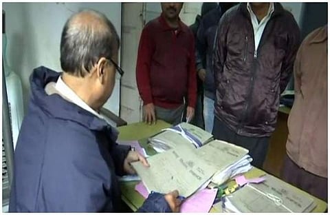 ഉത്തര്‍പ്രദേശില്‍ ജനന സര്‍ട്ടിഫിക്കറ്റ് വാങ്ങാന്‍ തിരക്ക് കൂട്ടി ജനം; ലഖ്‌നൗവില്‍ മാത്രം കഴിഞ്ഞ മാസം അപേക്ഷിച്ചത് 6193പേര്‍