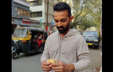 ആരാധകരോട് രഹാനെയുടെ ചോദ്യം; 'വട പാവ്' എങ്ങനെ കഴിക്കാനാണ് നിങ്ങള്‍ ഇഷ്ടപ്പെടുന്നത്?