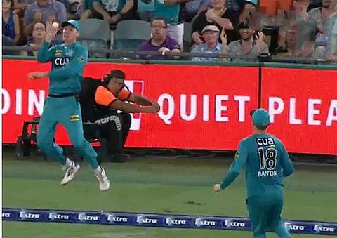 ഔട്ട് ആണോ? നോട്ട്ഔട്ടോ? റിലേ ക്യാച്ചില്‍ ചേരിതിരിഞ്ഞ് ക്രിക്കറ്റ് ലോകം; നിയമം മാറ്റണമെന്ന് ന്യൂസിലാന്‍ഡ് താരം 