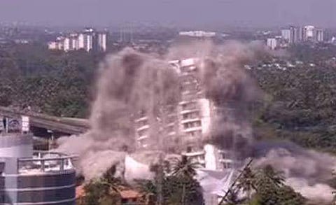 സെക്കന്‍ഡുകള്‍ കൊണ്ട് കോണ്‍ക്രീറ്റ് കൂമ്പാരം; പൊടിപടലം; ഹോളിഫെയ്ത്ത് നിലംപൊത്തി -വിഡിയോ