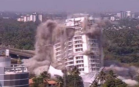 ഫ്ളാറ്റ് വീഴുന്നതിന് തൊട്ടുമുന്‍പ് നാവികസേനയുടെ ഹെലികോപ്റ്റര്‍ ആകാശത്ത്; ആശങ്ക, വൈകല്‍