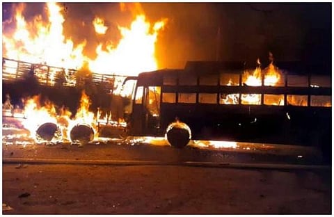 ഉത്തര്‍പ്രദേശില്‍ ട്രക്കുമായി കൂട്ടിയിടിച്ച് ബസിന് തീപിടിച്ചു;  20പേര്‍ വെന്തുമരിച്ചു