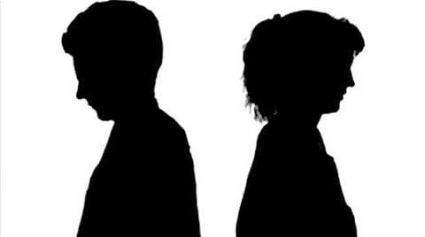 ദുര്‍ഗന്ധം സഹിക്കാന്‍ വയ്യ, ഭര്‍ത്താവ് കുളിക്കുകയോ, പല്ലുതേക്കുകയോ ചെയ്യില്ല, ജീവിതം തകര്‍ത്തു; വിവാഹമോചനം തേടി 20കാരി വനിതാ കമ്മീഷനില്‍