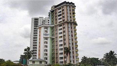 മരടിൽ ഇന്ന് വെല്ലുവിളി ​ഗോൾഡൻ കായലോരം ; ഉപയോ​ഗിക്കുക  15 കിലോ സ്ഫോടകവസ്തുക്കൾ ; രണ്ടായി പിളർത്തി വീഴ്ത്തും