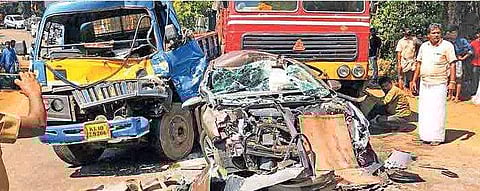 കയറ്റം കയറുന്നതിനിടെ ചരക്കുലോറി നിയന്ത്രണം വിട്ട് പിന്നിലേക്ക്, ആറ് വാഹനങ്ങള്‍ ഇടിച്ചു തകര്‍ത്തു, ലോറികള്‍ക്കിടയില്‍ ഞെരിഞ്ഞമര്‍ന്ന് കാര്‍, എയര്‍ബാഗ് 'രക്ഷിച്ചു'