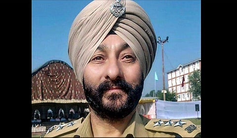 ബാനിഹാള്‍ തുരങ്കം കടത്താന്‍ സഹായിക്കാം, സുരക്ഷിത താവളം ഒരുക്കി; ഭീകരരില്‍ നിന്ന് ഡിവൈഎസ്പി കൈപ്പറ്റിയത് 12 ലക്ഷം