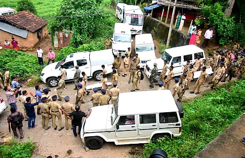 അട്ടപ്പാടിയിൽ കൊല്ലപ്പെട്ട മാവോയിസ്റ്റുകളുടെ മൃതശരീരങ്ങൾ നീക്കം ചെയ്യുമ്പോൾ അവിടെ വിന്ന്യസിച്ച പൊലീസ് സേന