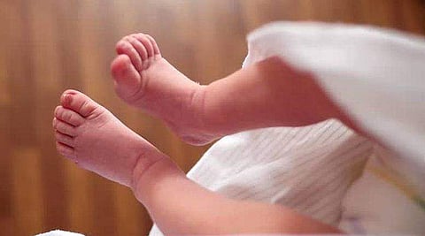 വീട്ടില്‍ ഉറക്കിക്കിടത്തിയ പിഞ്ചുകുഞ്ഞിനെ കാണാതായി ; തിരച്ചിലിനൊടുവില്‍ സമീപത്തെ പറമ്പില്‍ കണ്ടെത്തി ; ദുരൂഹത